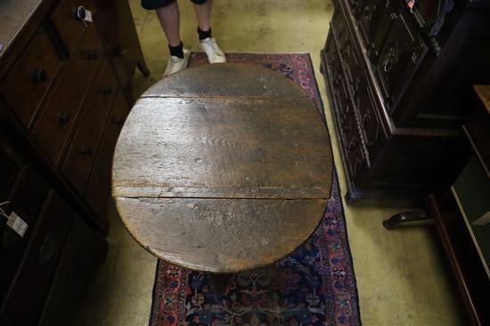 A small 18th century oak gateleg table, W.60cm, D.36cm, H.56cm